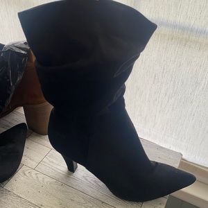 Size 8 high top boots barely worn very pretty all black